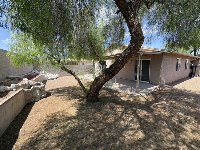 Building Photo - Move in ready east side rental