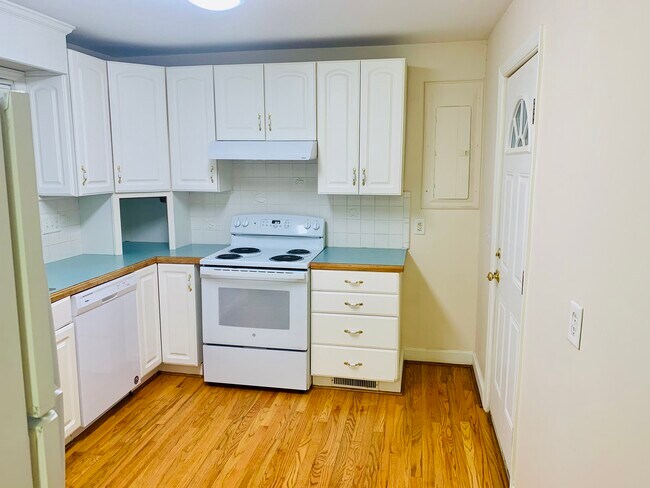 Kitchen/Side Entry - 407 Somers Ave