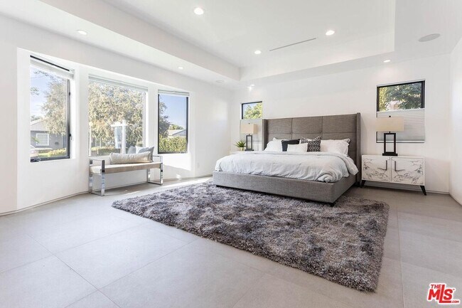 Building Photo - 1948 S Point View St