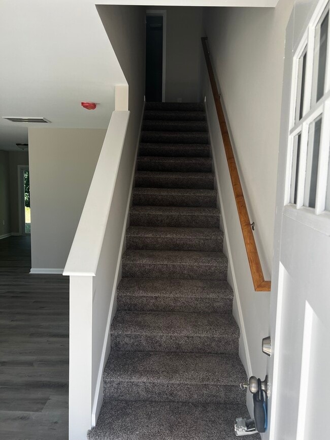 Building Photo - 513 E Mills Dr