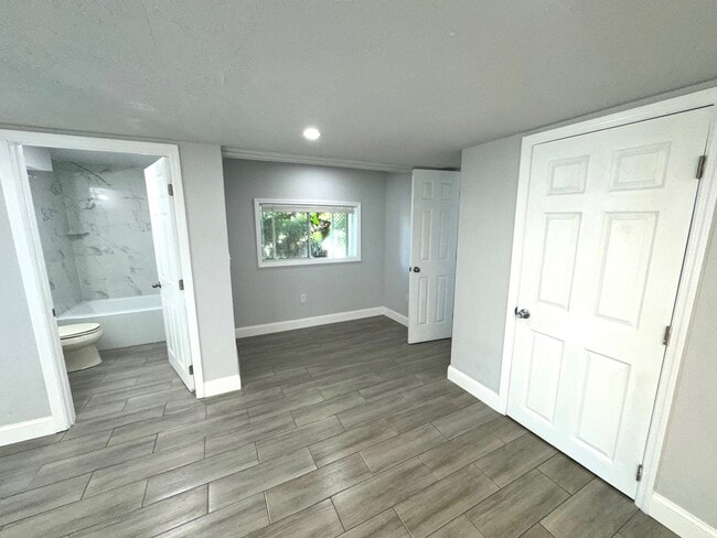 Building Photo - 515 49th Ave Terrace W
