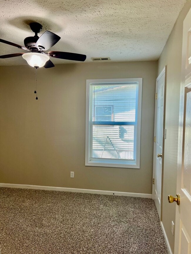 Building Photo - AVAILABLE NOW! 2 Bedroom Home on Main Street!