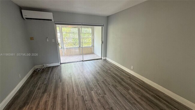 Building Photo - 2115 NE 42nd Ct