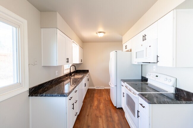 Building Photo - 804 Cahill Dr