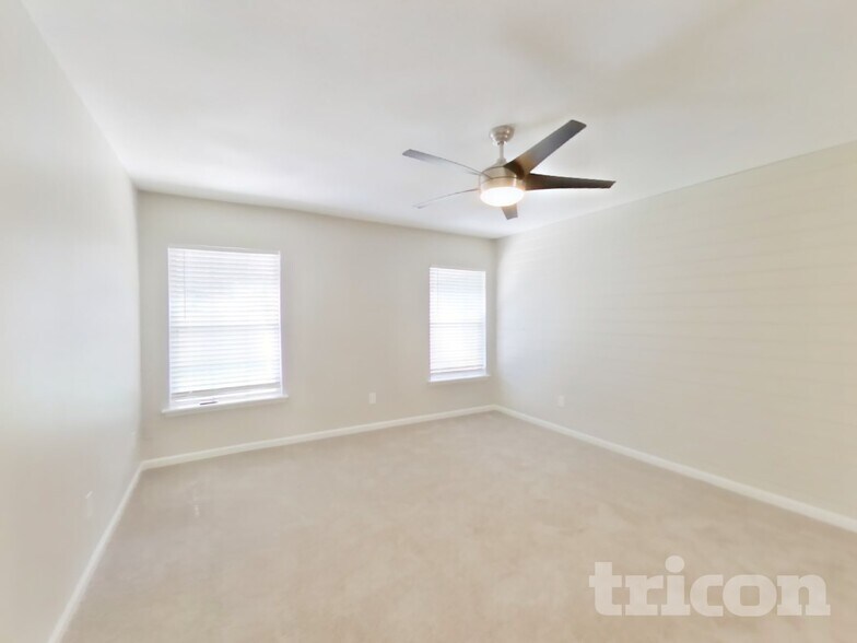 Building Photo - 1552 Glen View St