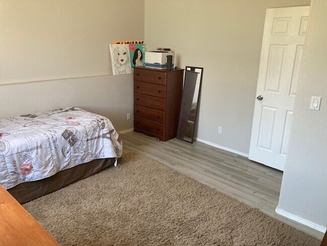 Building Photo - Lovely tri-level 4 bedroom 2 bath home in the Woodbridge Community of Post Falls!