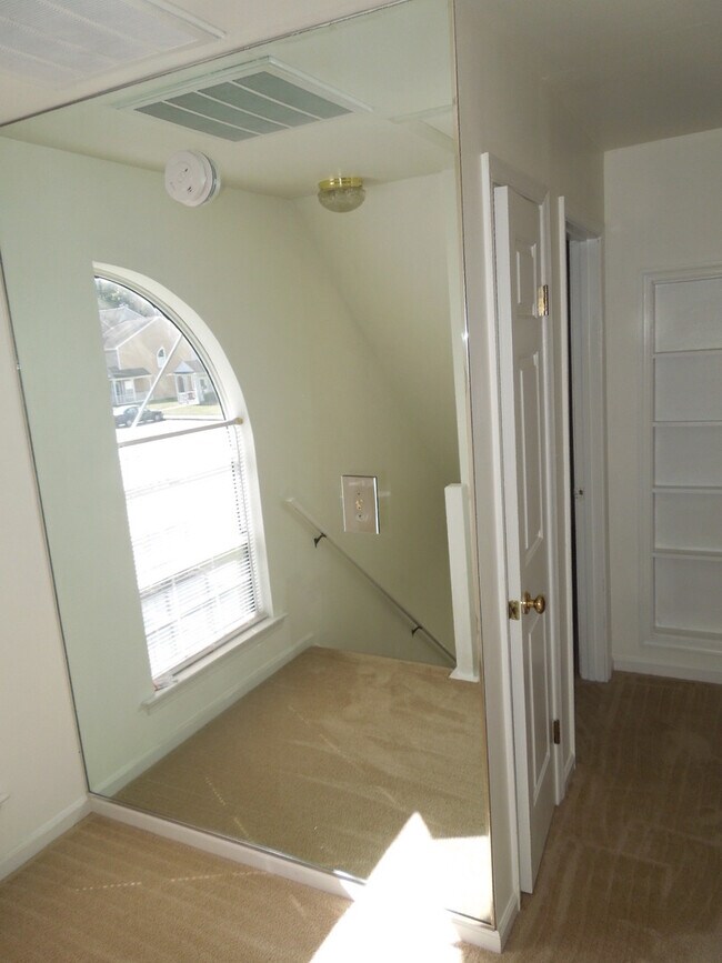 Building Photo - York County Tabb District Townhome.