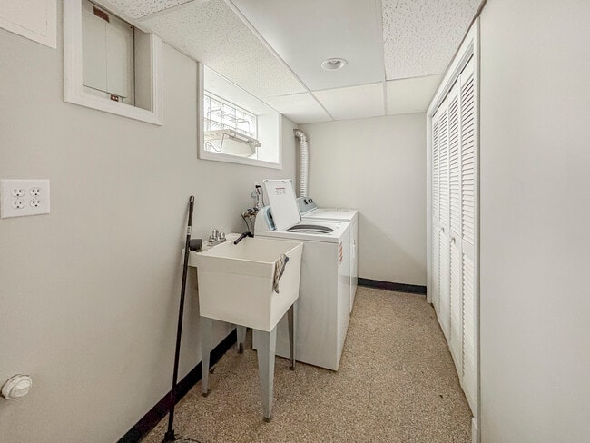 Building Photo - 5156 W 63rd Pl