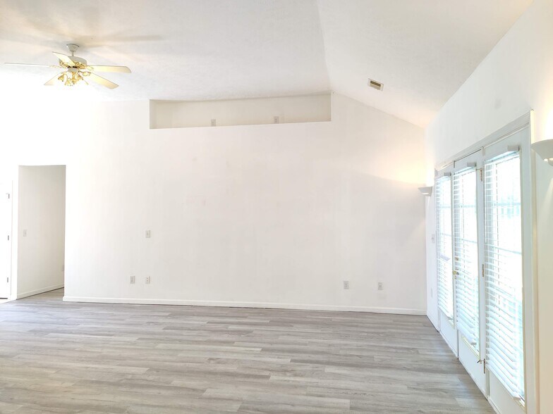 Building Photo - 529 Foxglove Ct