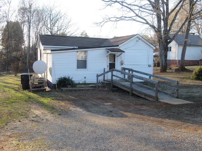 Building Photo - One Bedroom in Lincolnton