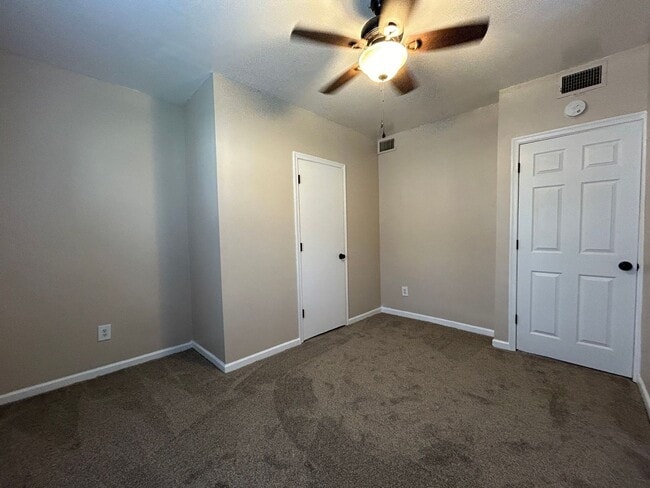 Building Photo - 2-Bedroom Duplex in Norfolk "ASK ABOUT OUR...