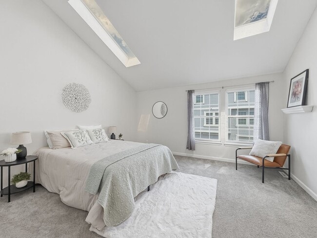 Building Photo - Move-In Ready Townhome!