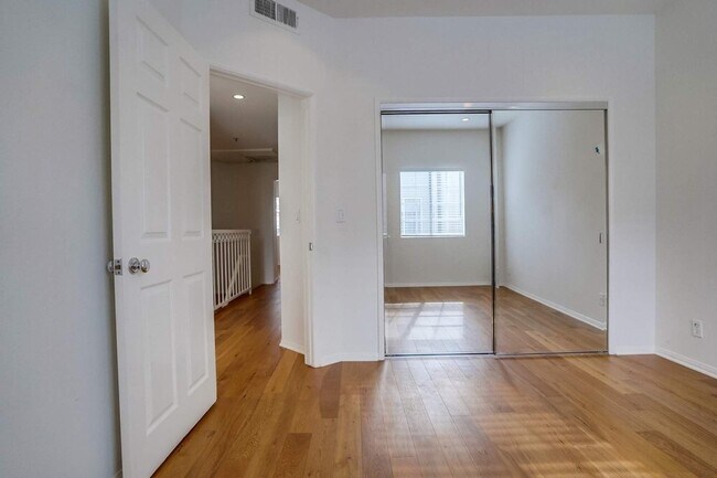 Building Photo - 852 N Poinsettia Pl