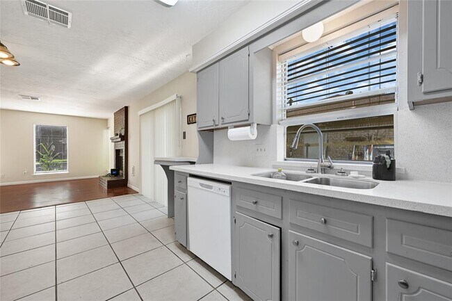Building Photo - 4426 Jamaica Ln