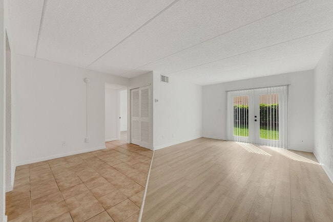 Building Photo - Riverside at South Daytona