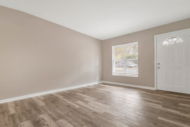 Building Photo - Large 3bdrm/2bath Home with garage & carport ** Lots of room** $2200.00**