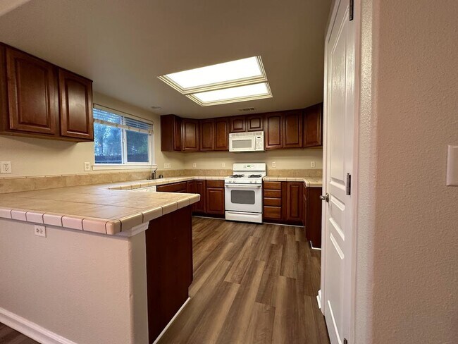 Building Photo - Well maintained home in desirable neighborhood!