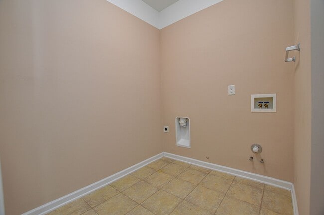 Building Photo - Inviting rancher ready now!