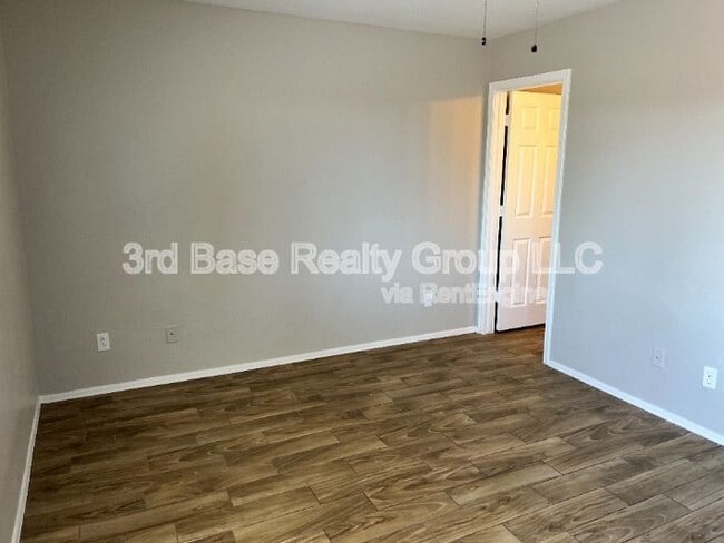 Building Photo - 724 S 223rd Ln