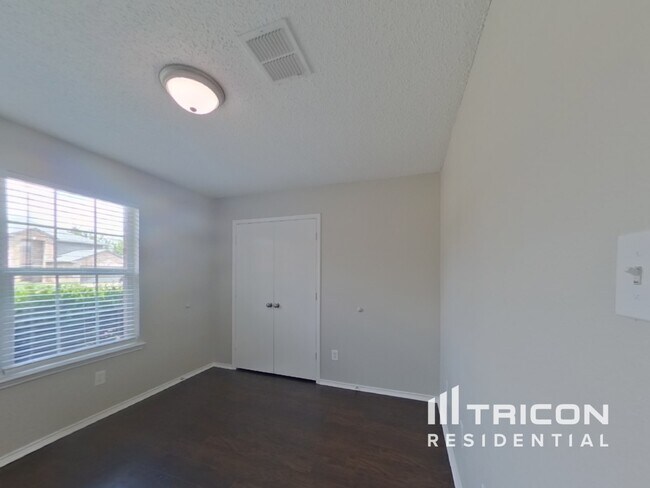 Building Photo - 910 Pryor Dr