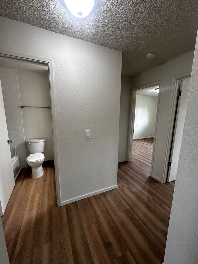 Building Photo - Spacious 3-Bedroom Apartment with Limited-...