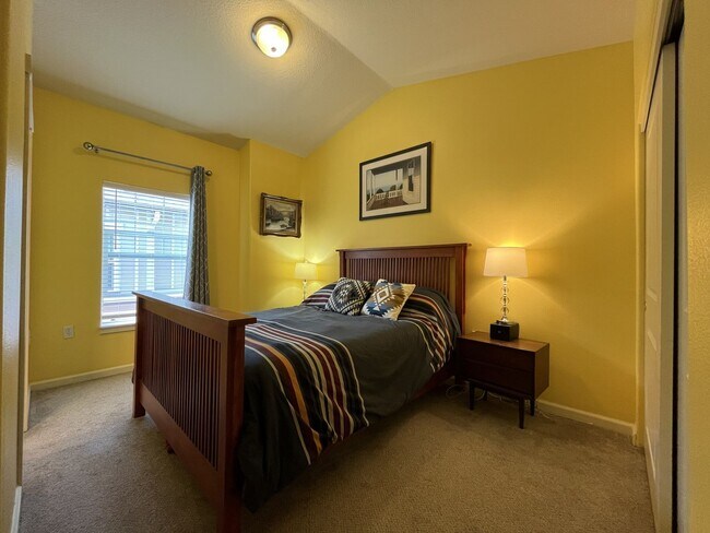 Building Photo - Well-Designed Condo with Dual Primary Suites, Vaulted Ceilings & Community Clubhouse