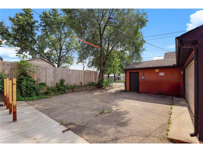 Building Photo - 1520 Elliot Ave S