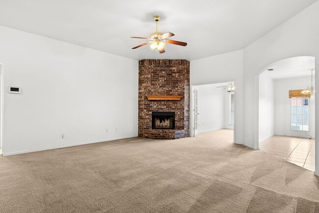 Building Photo - Spacious 4 bedroom home