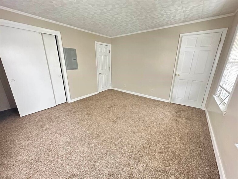 Building Photo - 20 Spring