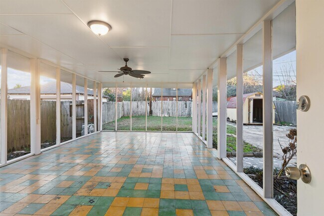 Building Photo - 871 University St