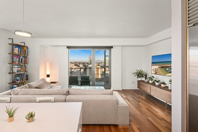 Building Photo - Luxurious 17th-Floor Renaissance Condo with Stunning City Views