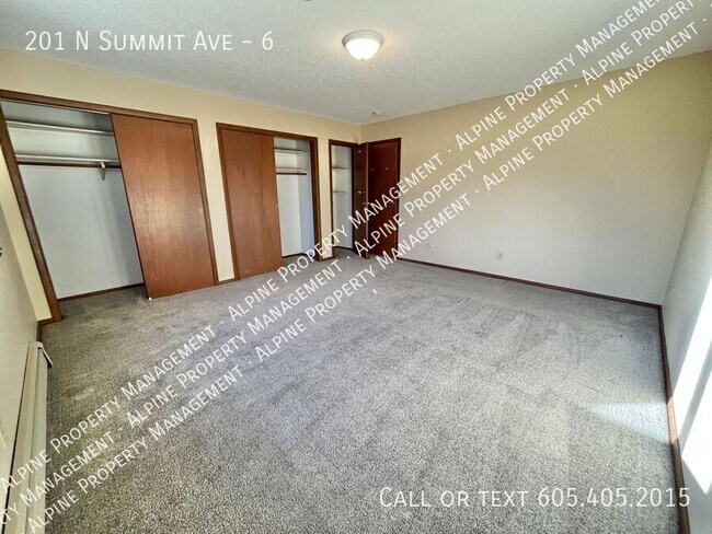 Building Photo - 201 N Summit Ave