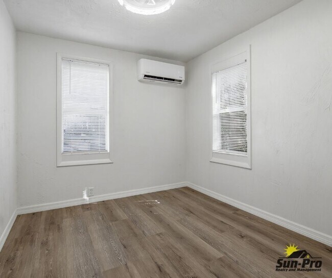 Building Photo - 215 Live Oak Ave