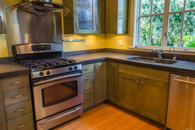 Building Photo - 4Bd/2.75Ba Seattle House