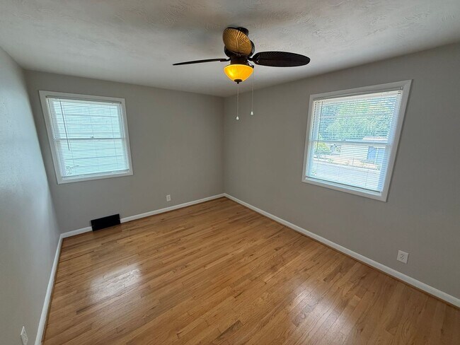 Building Photo - Beautiful Four Bedroom Home in South Salem with Large Backyard and New Paver Patio!
