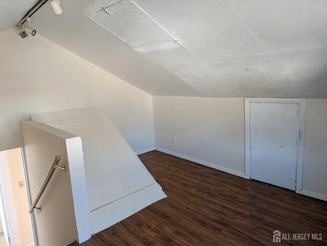 Building Photo - 11 S Holly Ave