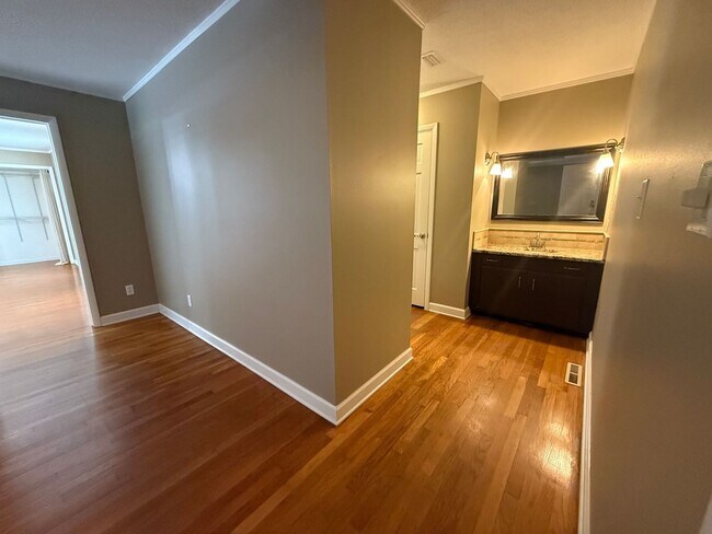 Building Photo - 905 Poinciana Dr