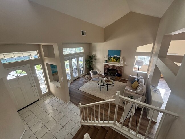 Building Photo - Spacious 4-Bedroom Home in Valencia's Nort...