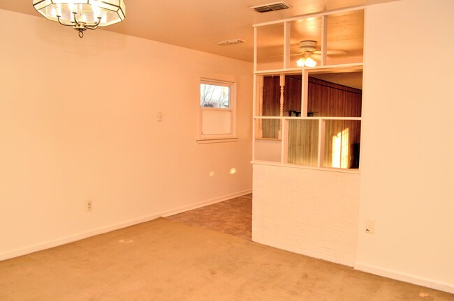 Building Photo - 2807 Vanda Ave