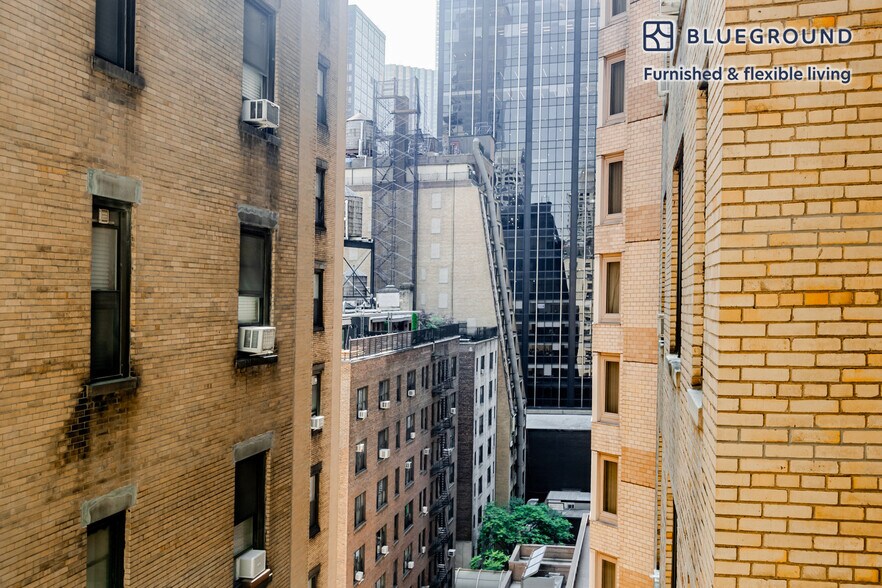 Building Photo - 161 W 54th St