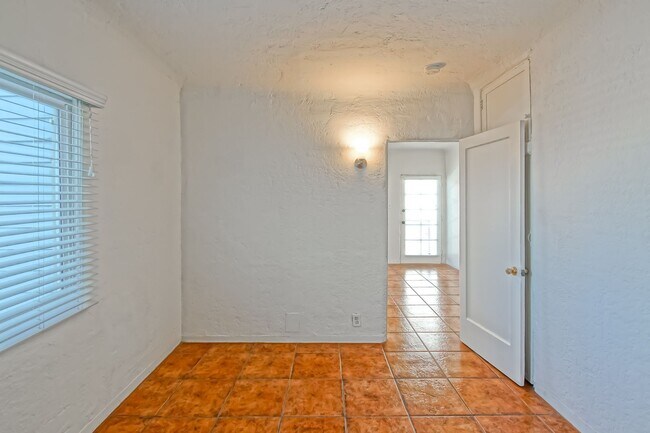 Building Photo - 3809 Crest Dr