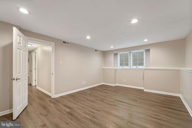 Building Photo - 151 Kenwood Dr