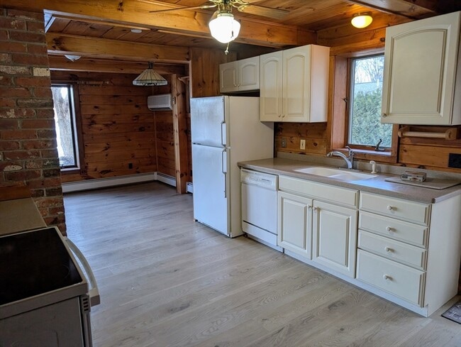 Building Photo - 27 Carrier Ln