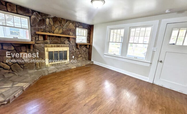 Building Photo - Limited Time Special Offer - Split your security deposit payment.  3 Bed/1 Bath Home with Fenced ...