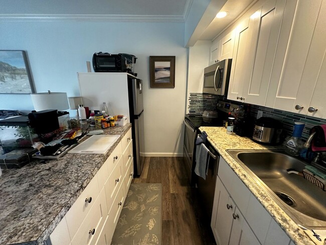 Building Photo - Cozy Updated Studio Unit in Central Island...