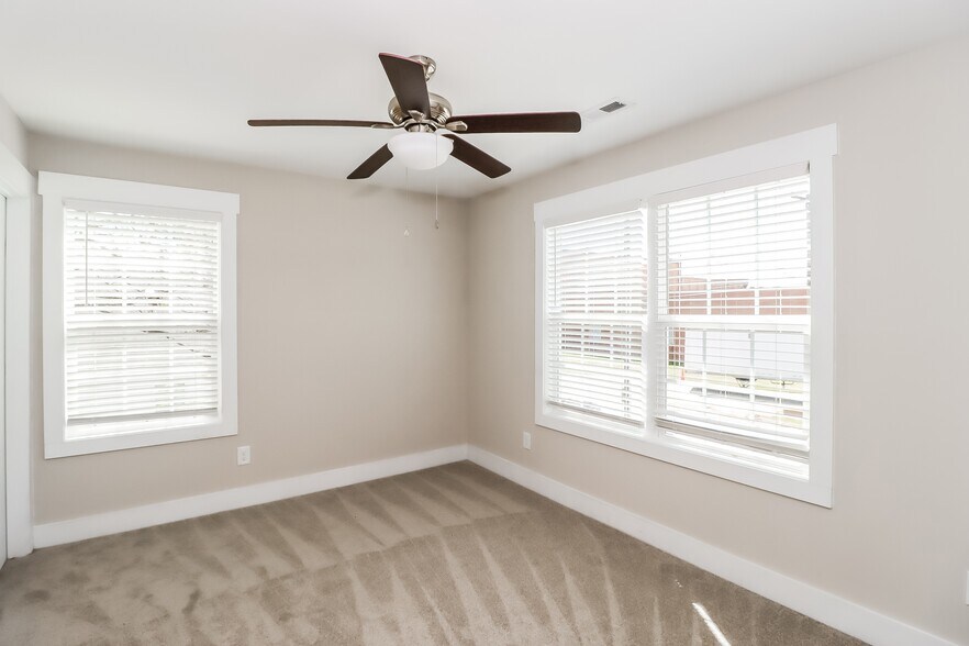 Building Photo - 1020 N Oakwood St