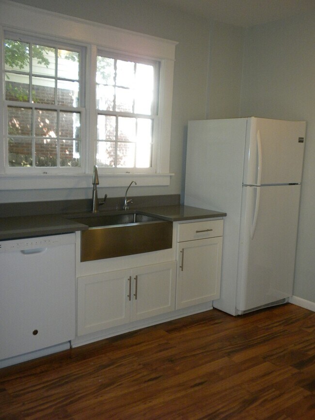 Building Photo - 3 bed/2 bath house - GRAD STUDENTS/PROFESS...