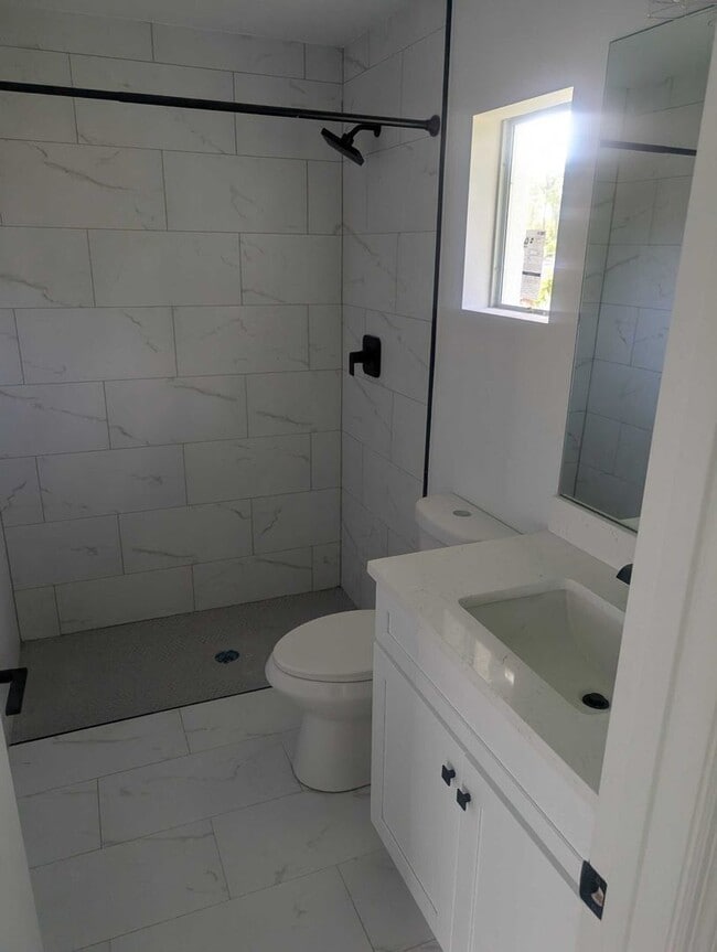 Building Photo - 3026 NE 6th Pl