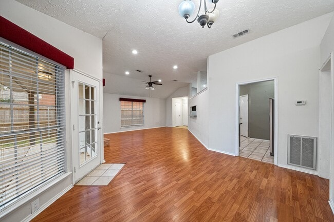 Building Photo - 18123 Lake Bend Dr