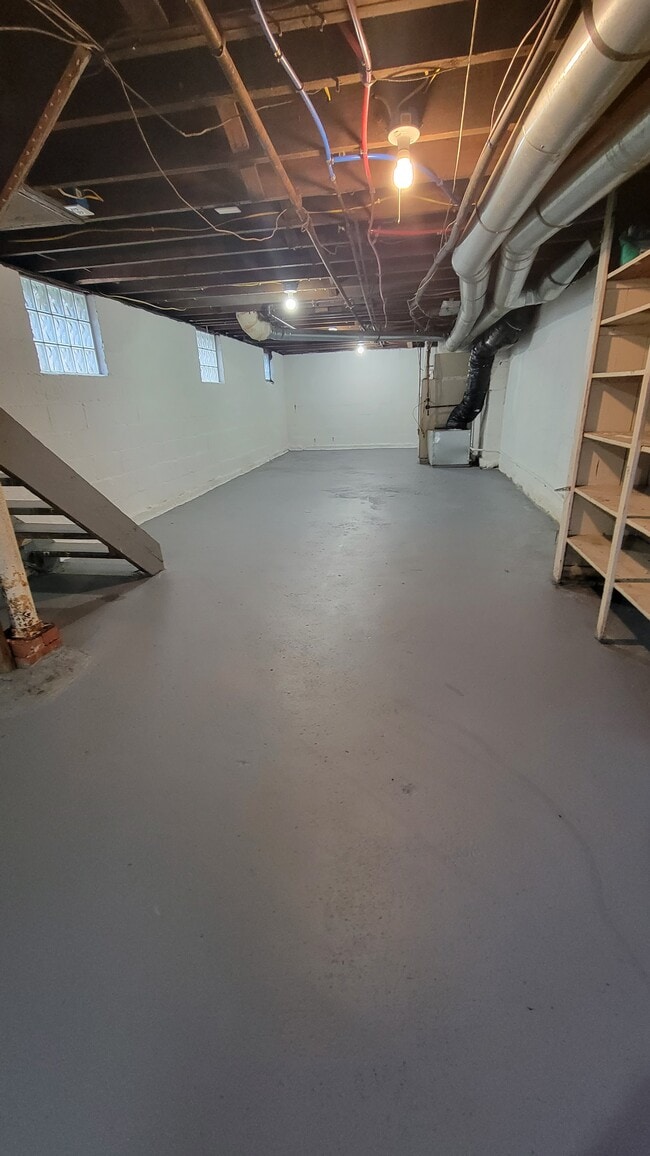 Building Photo - 40 N Roys Ave